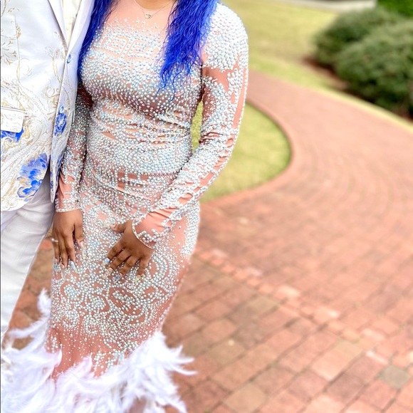 Prom dress with white feathers - Picture 1 of 3